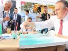 Ba�kan Y�lmaz ya�l� boya resim yapt�