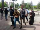 �Bir kere sar�lay�m� diye g�zya�� d�kt�