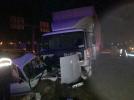 Kamyon, kav�aktan ��kan otomobili bi�ti: 2 �l�