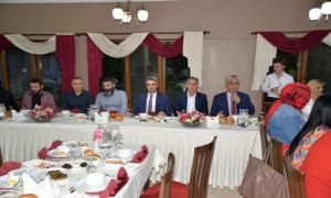 Vali Baru� bas�n mensuplar� ile iftarda bulu�tu