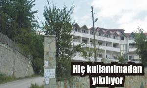 Kapl�ca y�k�l�yor