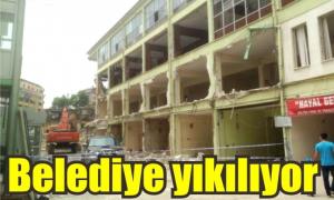 Belediye y�k�l�yor