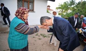 Vali Baru� �ehit aileleri ile bayramla�t�