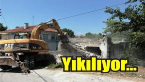 Metruk binalar y�k�l�yor