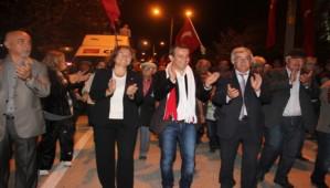 �zcan'dan hem kutlama hem davet