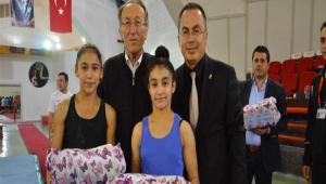 Cimnastik sporcular�na spor malzeme deste�i