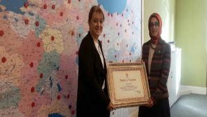DAVUTO�LU'NDAN B�R TE�EKK�RDE ARZU AYDIN'A
