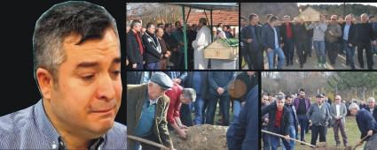 Oktay usta babas�n� topra�a verdi