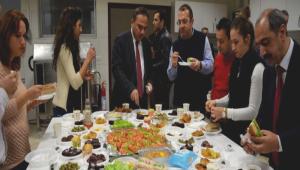 �nce sergilediler, sonra yediler