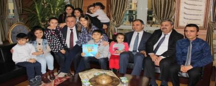 Minik yazarlar kitab�n� hediye ettiler