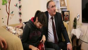 Ba�kan Y�lmaz'dan g�rme engelli vatanda�lara ziyaret