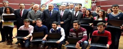 A��k Lise mezunlar�na da laptop hediye edilecek