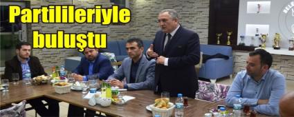 Ak Parti Ba�kan Y�lmaz'� a��rlad�