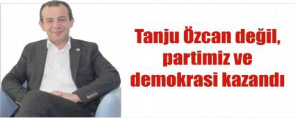�Tanju �zcan de�il, partimiz ve demokrasi kazand��
