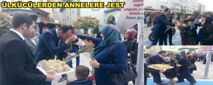 �lk�c�ler Anneler G�n�n� caddede kutlad�