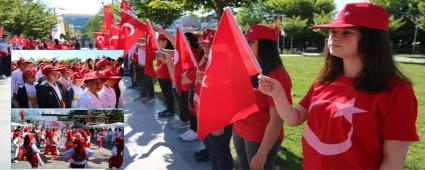 19 May�s'� protokol ve ��renciler kutlad�