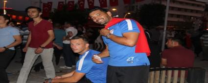 Dos Santos T�rk bayra�� ile y�r�d�