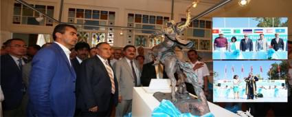 Dev K�ro�lu Heykeli'ne Kazakistan imzas�