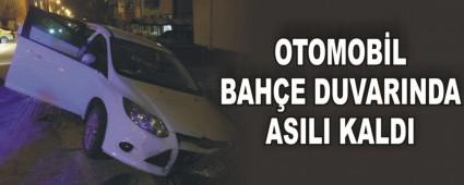 OTOMOB�L BAH�E DUVARINDA ASILI KALDI