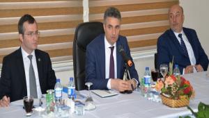 VAL� BARU� YEN��A�A'DA MUHTARLARLA B�R ARAYA GELD�