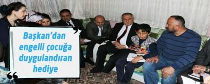Ba�kan'dan engelli �ocu�a duyguland�ran hediye