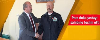 Para dolu �antay� sahibine teslim etti