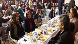 �zba�, personeli ile iftarda bulu�tu