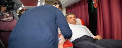 Vali Baru�, l�semi hastas� G�ler i�in kan verdi