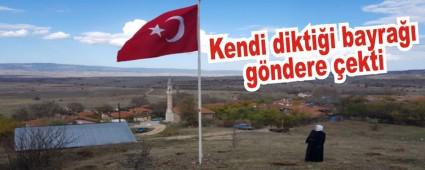 Kendi dikti�i bayra�� g�ndere �ekti