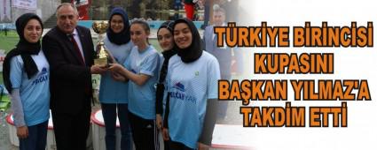 T�RK�YE B�R�NC�S� KUPASINI BA�KAN YILMAZ'A TAKD�M ETT�
