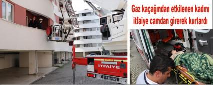 Gaz ka�a��ndan etkilenen kad�n� itfaiye camdan girerek kurtard�