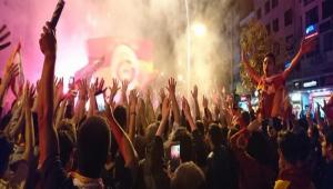 GALATASARAYLI TARAFTARLARDAN �AMP�YONLUK KUTLAMASI