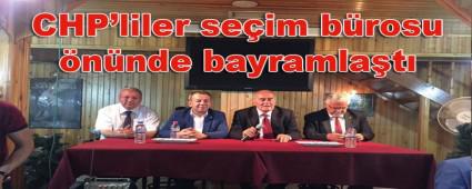 CHP\'liler se�im b�rosu �n�nde bayramla�t�