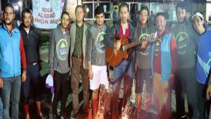 BA�DANI�MAN KAMP ATE�� BA�INDA �ARKILAR S�YLED�