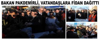 Bakan Pakdemirli, vatanda�lara fidan da��tt�