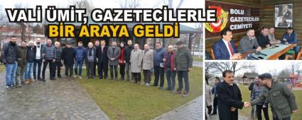 VAL� �M�T, GAZETEC�LERLE B�R ARAYA GELD�
