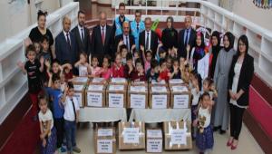 Minik eller yard�m ediyor