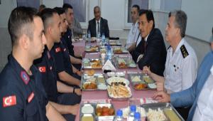 VAL� ORUCUNU ASKERLERLE BERABER A�TI