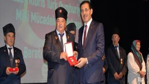 KIBRIS GAZ�LER�NE MADALYA VE BERAT TEVC�H T�REN�