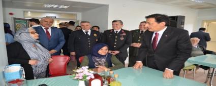HUZUREVLER�NDE K� YA�LILARI UNUTMADI 