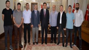 Gen� M�hendislerden Vali �mit\'e Ziyaret