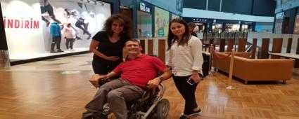 HEY! B�Z DE BURADAYIZ DED�. D��LER�N� GER�EKLE�T�RD�!
