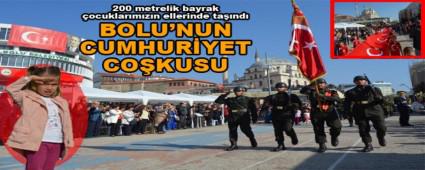 200 metrelik bayrak �ocuklar�m�z�n ellerinde ta��nd�