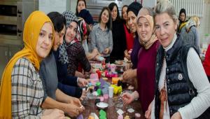 ANNELER �N�VERS�TEDE PROJES� �LKE �APINA YAYILIYOR