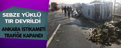 Meyve sebze y�kl� TIR devrildi