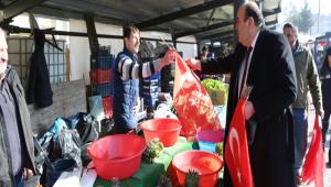 Bolu Belediyesi\'nden Pazar esnaf�na ve vatanda�lara T�rk Bayra��