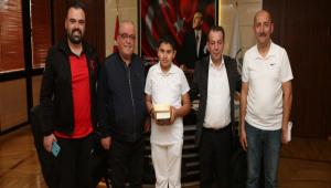 Ba�kan �zcan ba�ar�l� ��rencileri �d�llendirdi