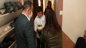 Ba�kan �zcan\'dan 23 Nisan do�umlu iki �ocu�a do�um g�n� s�rprizi