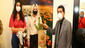 Karantina s�resi dolan vatanda�lara fidan hediye edildi