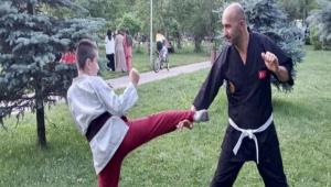 BABA O�UL KARATE ve W�NG TA� YAPARAK �RNEK OLUYOR